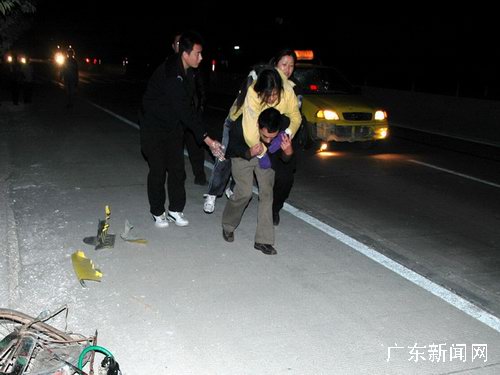 途中救助车祸伤者