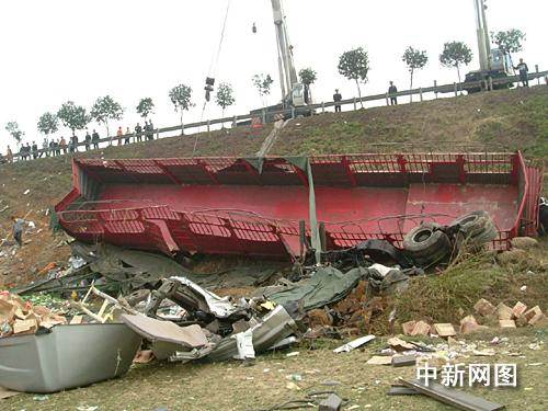 京珠高速公路粤境北段发生特大车祸 8死5伤(图