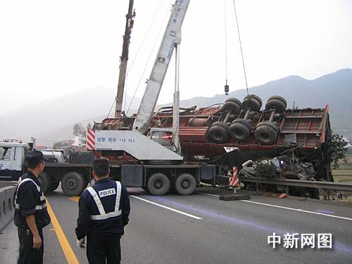 京珠高速公路粤境北段发生特大车祸 8死5伤(图