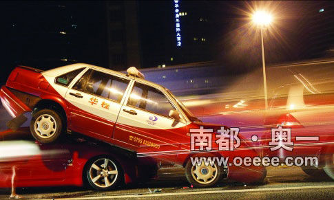 深圳昨3<em>车祸</em>7车被撞 <em>靓女</em>乘法拉利撞破围栏(图