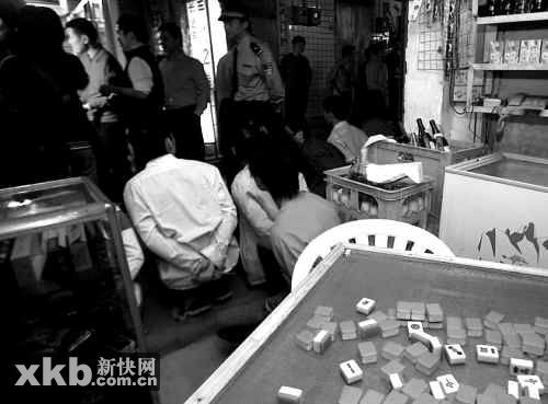 广州便衣扫黄 赤裸男女发廊交欢被抓(图)