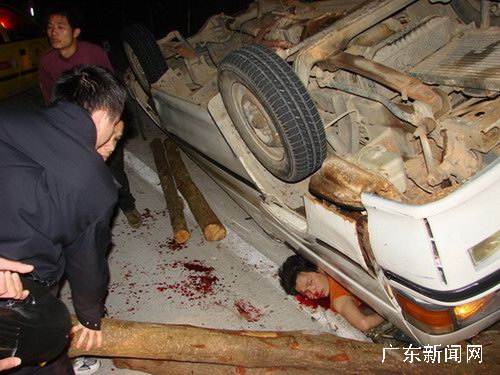 紧急出警抢救车祸伤者