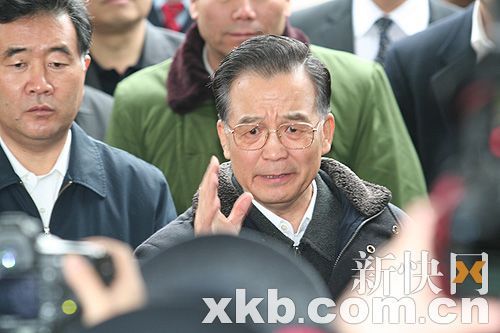 温总理视察广州火车站 与旅客亲切交谈(组图)