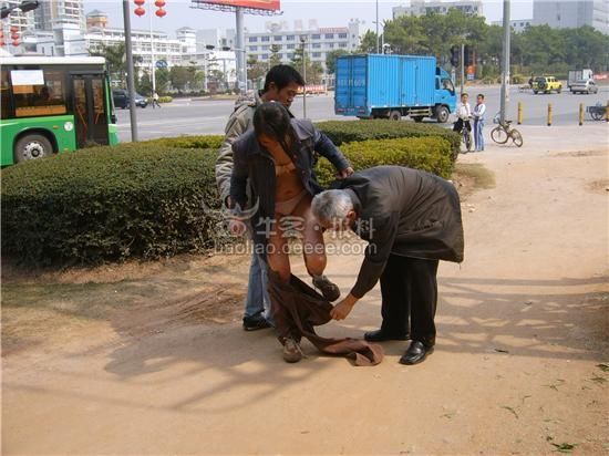 深圳一裸女路边徘徊+自称被工厂老板欺负(图)