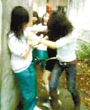 清远:幼儿园老师施暴打女生手机拍录像网上传播