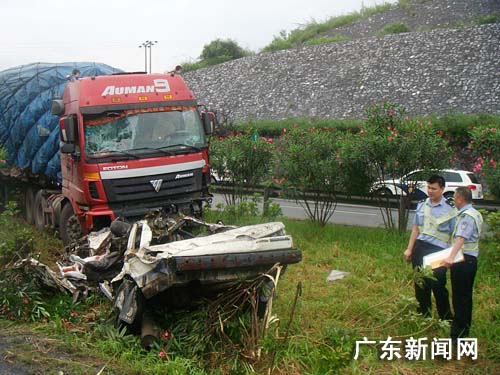 京珠高速韶关段发生特大车祸