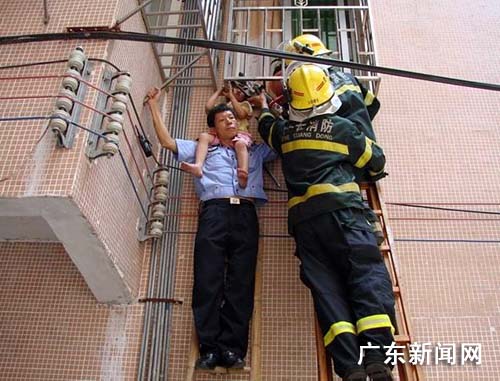 脖子让小女孩骑在自己的尿布上民警湿女生图片
