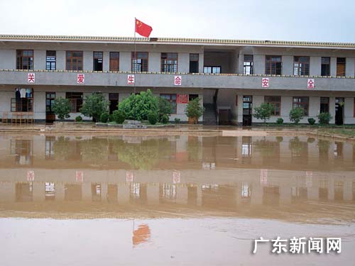 洪水夜袭广东韶关翁源 六百民众连夜转移(图)