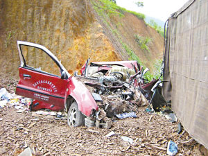 国道207线广东信宜段发生车祸5人死亡(图)