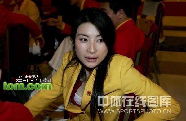 郭晶晶表彰大会不慎走光 明星着装应注意打底