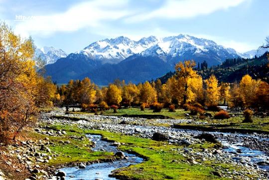 新疆伊犁:塞外秋色绚丽如画