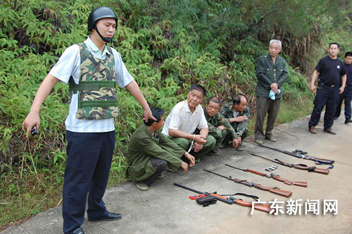 在车上被查获的4支猎枪是其自己制造的