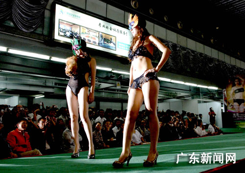 广州性文化节模特<em>表演情趣内衣</em>