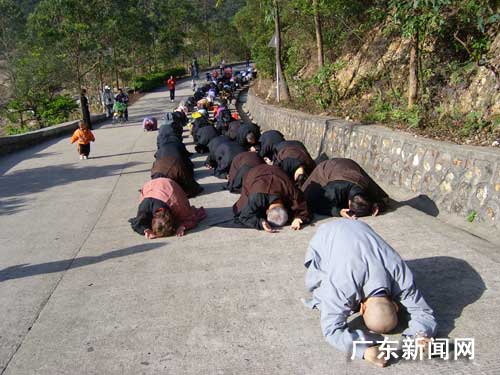 香港百多善信徒跪拜上东莞观音山