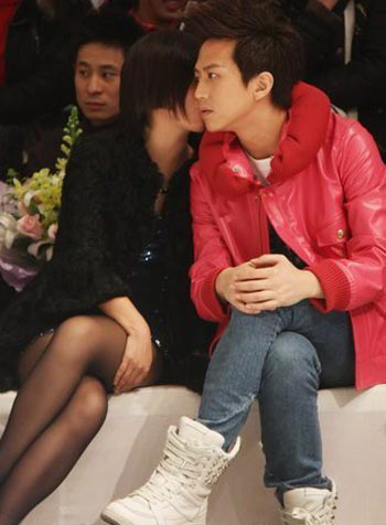 邓超与丝袜熟女贴耳热聊 巩新亮性感秀美背(图