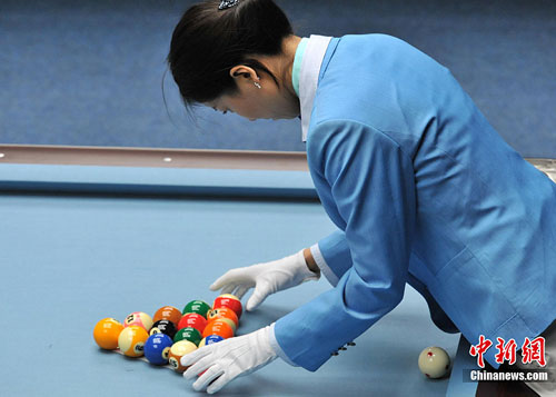 女裁判为台球男子单打仔细摆球