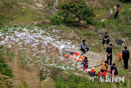 潮汕民众清明节拜山祭祖(组图)