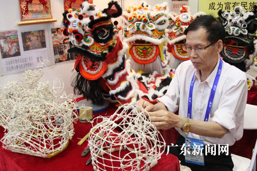 国家级非物质文化遗产项目彩扎黎家狮艺第五代