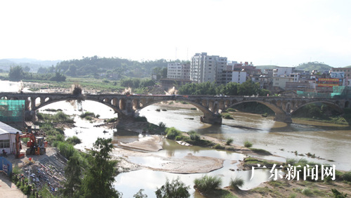 广东五华县爆破拆除安流老大桥--广东新闻网