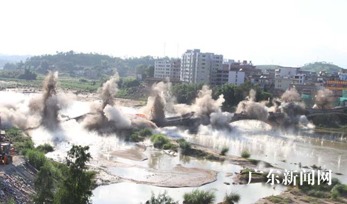 广东五华县爆破拆除安流老大桥