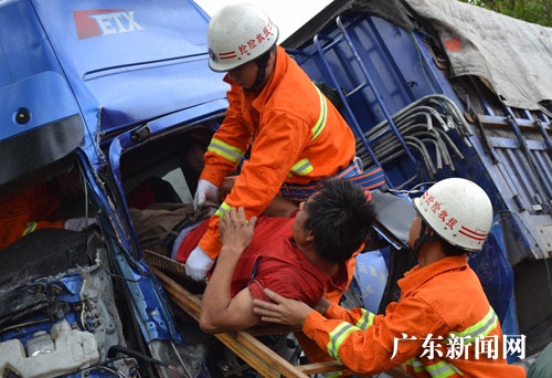 广东韶关发生三车相撞车祸1死2伤(组图)