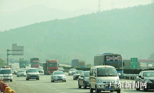 记者10日在京港澳高速韶关曲江段见到