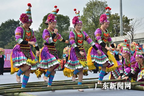 瑶族竹排舞+28日,广东省妇联等单位在广州花城