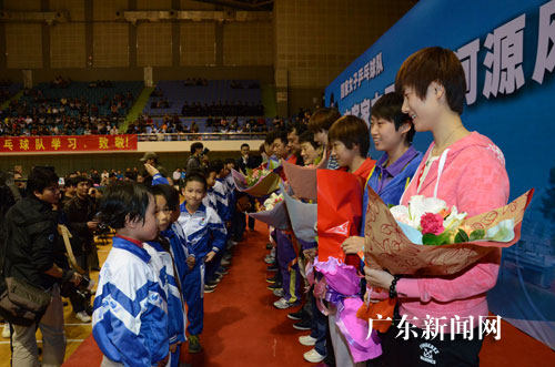 国家女乒乓球队访问广东河源 精彩球技全场欢