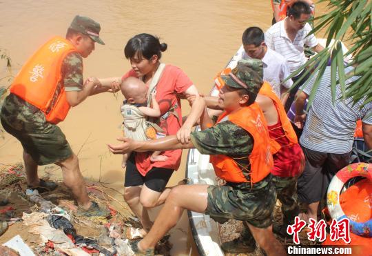 广东上万武警抗洪抢险 转移民众7000多