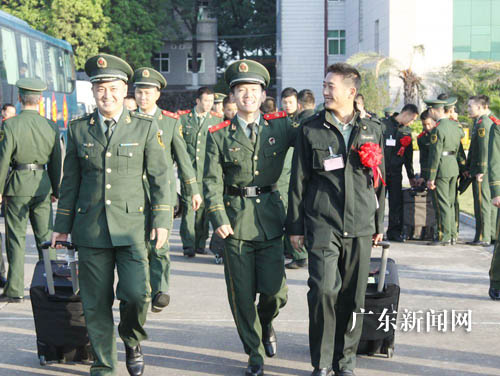 广东梅州百余武警老兵光荣返乡