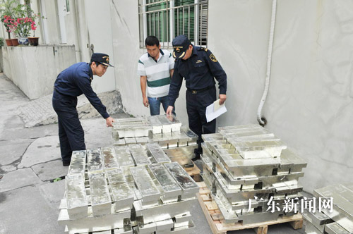 9.6吨锡锭混在女装中出境被深圳海关扣下