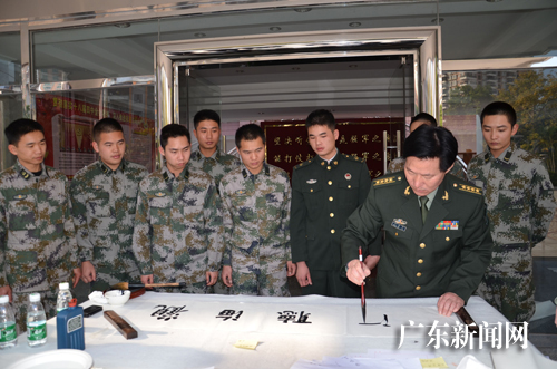 军旅著名书法家王世同书法艺术广东公益巡展,连日来在惠州市举行,吸引