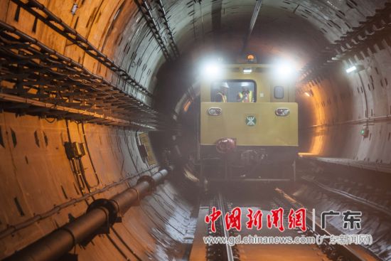 深圳地铁11号线首次隧道大清洗 预计9月底完成清洗