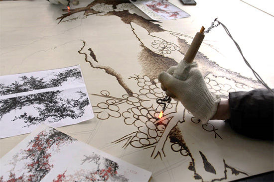 广东新闻网 正文 烙画亦称烫画,火笔画,是用温度在摄氏三百至八百