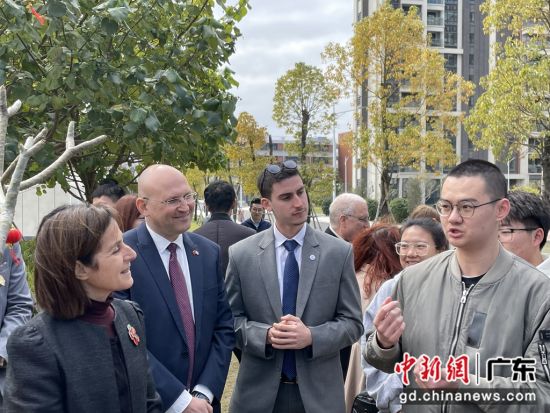 访问期间，潘绮瑞大使一行参观了广以微生物实验室和冷冻电镜实验室等地，与学校教师和学生代表亲切交流 作者 林大森