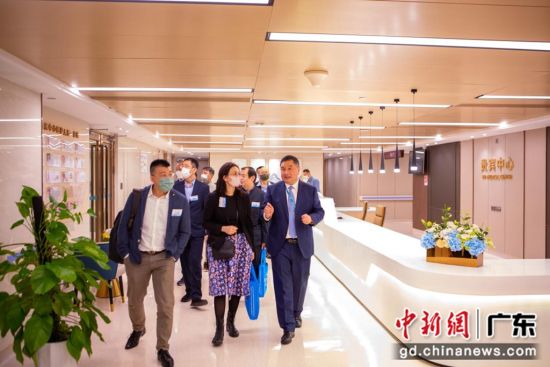 考察团一行参观广东祈福医院贵宾中心 作者 祈沅 考察团一行参观广东祈福医院贵宾中心 作者 祈沅