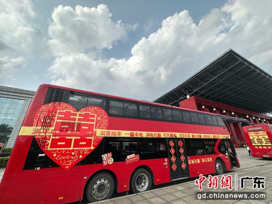 “双喜掂车”停靠广州卷烟厂主会场。 方伟彬摄