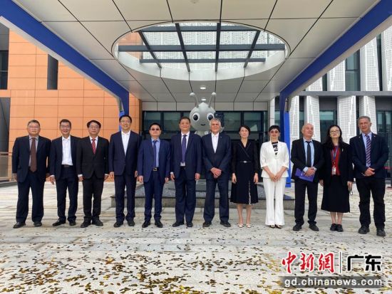 出席活动的中外嘉宾为“广蚁”雕塑揭幕 广以宣供图