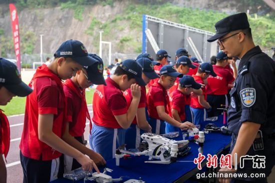 少警队员深度体验。深圳警方供图 少警队员深度体验。深圳警方供图