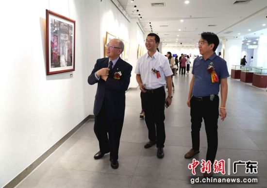 嘉宾观展。通讯员 供图 嘉宾观展。通讯员 供图