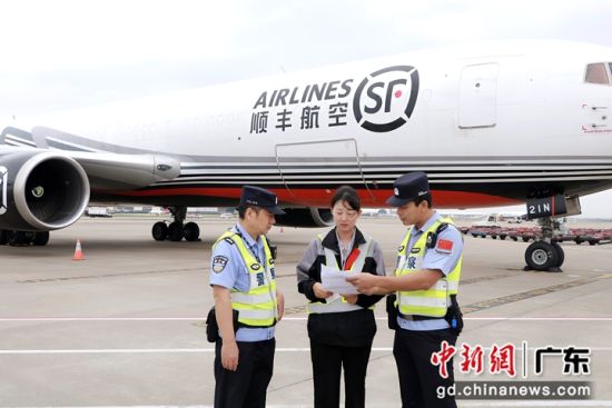 快速通关实景演练。曾辉 摄 快速通关实景演练。曾辉 摄