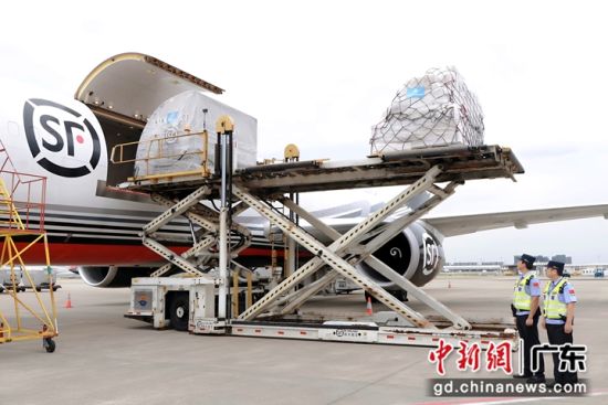 快速通关实景演练。曾辉 摄 快速通关实景演练。曾辉 摄