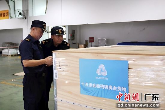 快速通关实景演练。曾辉 摄 快速通关实景演练。曾辉 摄