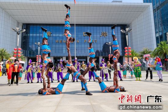 来自肯尼亚的杂技演员在横琴口岸表演了一系列高难度的人体技巧组合。中国国际马戏节执委会办公室 供图 来自肯尼亚的杂技演员在横琴口岸表演了一系列高难度的人体技巧组合。中国国际马戏节执委会办公室 供图