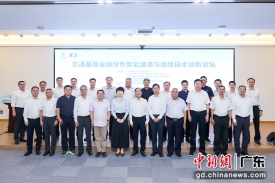 与会专家合影。 应思珑 摄 与会专家合影。 应思珑 摄