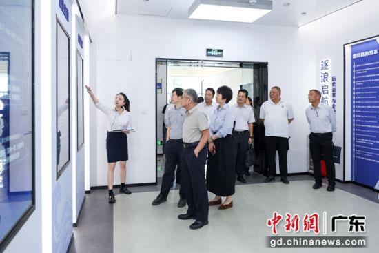 与会专家参观四航科创展馆。应思珑摄 与会专家参观四航科创展馆。应思珑摄