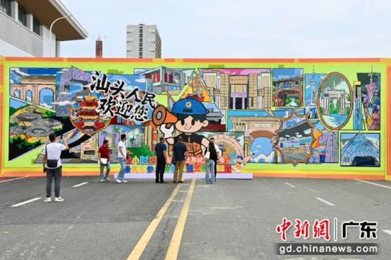 吉尼斯世界纪录认证官22日下午现场认证,一项全新的吉尼斯世界纪录在广东汕头市诞生:以“百城百校”为主题,成功挑战“8小时内最多人参与搭建拼插式积木拼图”吉尼斯世界纪录。主办方供图 吉尼斯世界纪录认证官22日下午现场认证,一项全新的吉尼斯世界纪录在广东汕头市诞生:以“百城百校”为主题,成功挑战“8小时内最多人参与搭建拼插式积木拼图”吉尼斯世界纪录。主办方供图