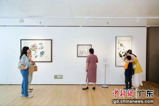 观众观展。主办方供图 观众观展。主办方供图