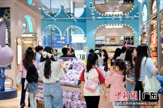潮玩爱好者与年轻家庭络绎不绝。彭程 摄 潮玩爱好者与年轻家庭络绎不绝。彭程 摄