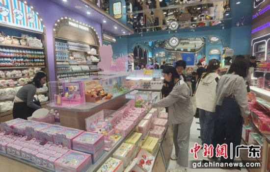 潮玩爱好者选购。索有为 摄 潮玩爱好者选购。索有为 摄